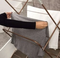 Beldray Handy Séchoir à Linge Elegant Glisten, Espace De Séchage De 15 Mètres, Or Rose, Ideal Pour Les Vêtements, Les Couvre-lits, Les Crochets Pliables Pratiques 19 Beldray Handy Séchoir à Linge Elegant Glisten, Espace De Séchage De 15 Mètres, Or Rose, Ideal Pour Les Vêtements, Les Couvre-lits, Les Crochets Pliables Pratiques -Nettoyage Produits Boutique 1200x1161 8