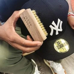 Jason Markk Hat Care Kit, Set De Nettoyage Pour Casquettes, Casquettes Et Chapeaux, Kit De Nettoyage Avec Mousse De Nettoyage Et Brosse 8 Jason Markk Hat Care Kit, Set De Nettoyage Pour Casquettes, Casquettes Et Chapeaux, Kit De Nettoyage Avec Mousse De Nettoyage Et Brosse -Nettoyage Produits Boutique 1200x1200 1459