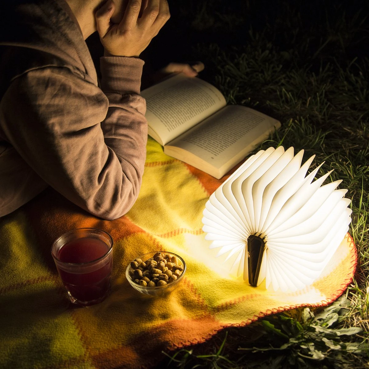 LIVAIA Lampe De Lecture Pliable à LED Avec Lumière LED Douce Et Couverture De Livre Magnétique - Avec Cordon De Charge - 12 X 9 X 2,5 Cm - Bois - Marron Foncé 5 LIVAIA Lampe De Lecture Pliable à LED Avec Lumière LED Douce Et Couverture De Livre Magnétique - Avec Cordon De Charge - 12 X 9 X 2,5 Cm - Bois - Marron Foncé – Image 3