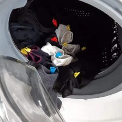Organiseur De Chaussettes - 36 Pinces à Chaussettes Pour Machine à Laver Et Sèche-linge - Pinces à Chaussettes Pour Lessive Avec Cintre Pour Corde à Linge - Chaussettes Avec Les Pinces à Chaussettes Directement Sur Le Tiroir - 4 Couleurs -Nettoyage Produits Boutique 1200x1200 339