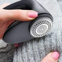 Magnify Electric Lint Remover - Sans Fil - 2 Accessoires Supplémentaires - Zwart - Épilateur - USB - Coupe-peluches - Textile Et Laine - Sac De Rangement Inclus -Nettoyage Produits Boutique 1200x1200 61