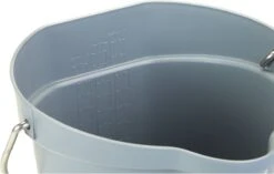 Seau Vikan 568888 - 6 Litres - Grijs - Seau Robuste - Résistant Aux Produits Chimiques - Maximum 100 ° C - Convient Aux Travaux De Transformation Des Aliments Et De Nettoyage -Nettoyage Produits Boutique 1200x763 2