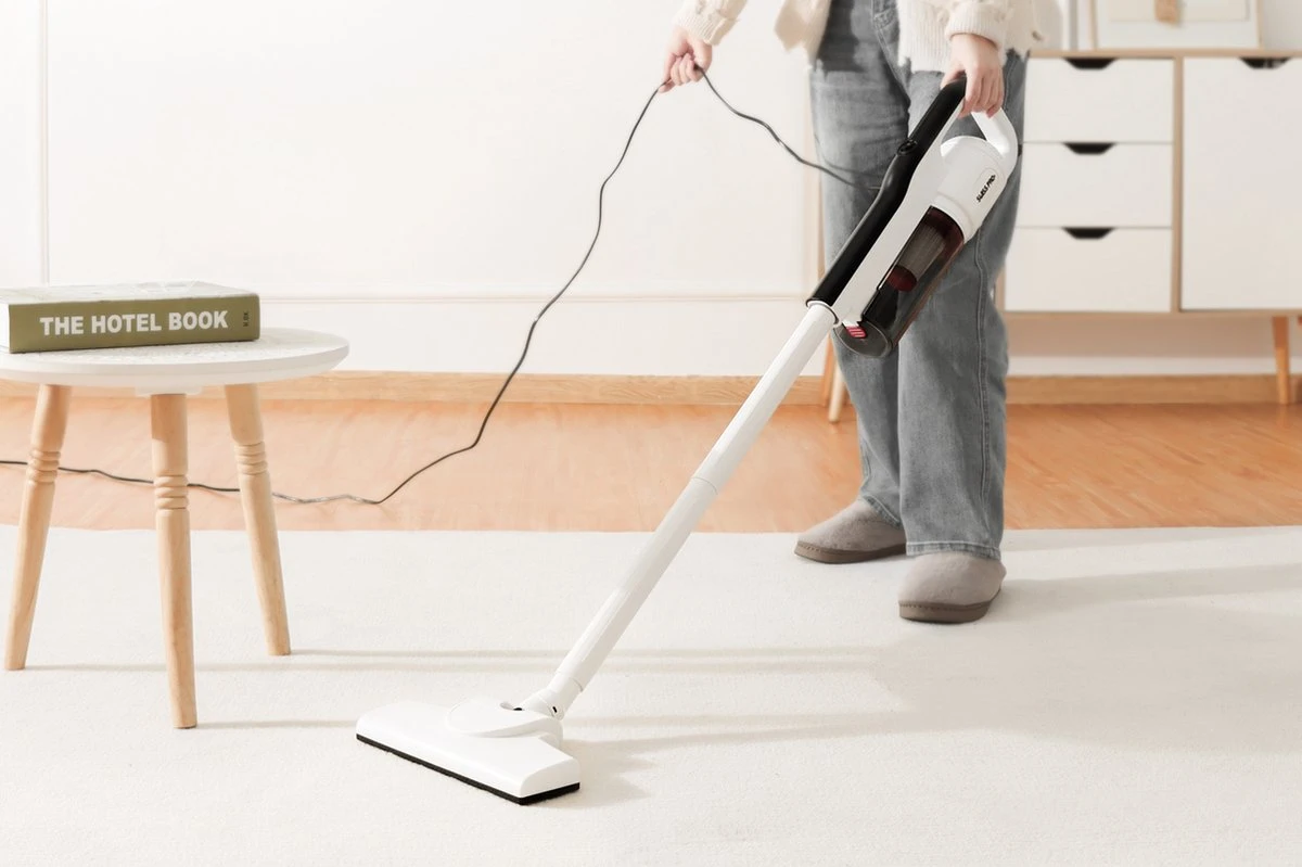 Aspirateur Balai Swiss Pro+ - Aspirateur Balai 2 En 1 - Aspirateur Balai Avec Cordon - Dustbuster Amovible - Longueur Du Cordon 5 Mètres - Convient Aux Animaux Domestiques - 600W 14 Aspirateur Balai Swiss Pro+ - Aspirateur Balai 2 En 1 - Aspirateur Balai Avec Cordon - Dustbuster Amovible - Longueur Du Cordon 5 Mètres - Convient Aux Animaux Domestiques - 600W – Image 12