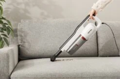 Aspirateur Balai Swiss Pro+ - Aspirateur Balai 2 En 1 - Aspirateur Balai Avec Cordon - Dustbuster Amovible - Longueur Du Cordon 5 Mètres - Convient Aux Animaux Domestiques - 600W 19 Aspirateur Balai Swiss Pro+ - Aspirateur Balai 2 En 1 - Aspirateur Balai Avec Cordon - Dustbuster Amovible - Longueur Du Cordon 5 Mètres - Convient Aux Animaux Domestiques - 600W -Nettoyage Produits Boutique 1200x799 6