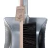 Esschert Design Sweeper And Tin - Balayeuse En Bois - Boîte Métallique - Utilisation Extérieure Et Intérieure 2 Esschert Design Sweeper And Tin - Balayeuse En Bois - Boîte Métallique - Utilisation Extérieure Et Intérieure -Nettoyage Produits Boutique 662x1200 2