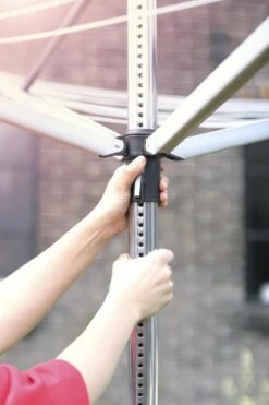 Brabantia Lift-o-Matic Séchoir Parapluie 40 Mètres Avec Ancre De Terre En Métal Et Housse De Protection, Sac Pour Pinces à Linge Et Pinces à Linge - Metallic Grey 26 Brabantia Lift-o-Matic Séchoir Parapluie 40 Mètres Avec Ancre De Terre En Métal Et Housse De Protection, Sac Pour Pinces à Linge Et Pinces à Linge - Metallic Grey -Nettoyage Produits Boutique 799x1200