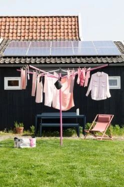 Sèche-linge Rotatif Brabantia Lift-O-Matic Avec Ancrage Au Sol En Métal, Housse De Protection, Sac à Linge Et Épingles à Linge - 50 M - Pink Printemps -Nettoyage Produits Boutique 800x1200